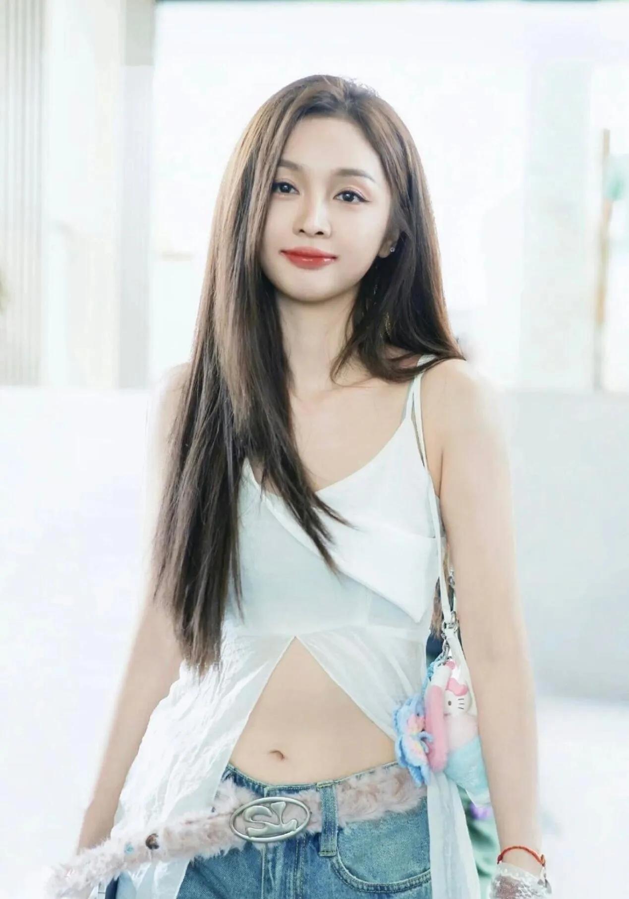 吴宣仪不愧是甜辣风的天花板！这件开叉白吊带+浅蓝牛仔裤，上短下长的搭配直接把身