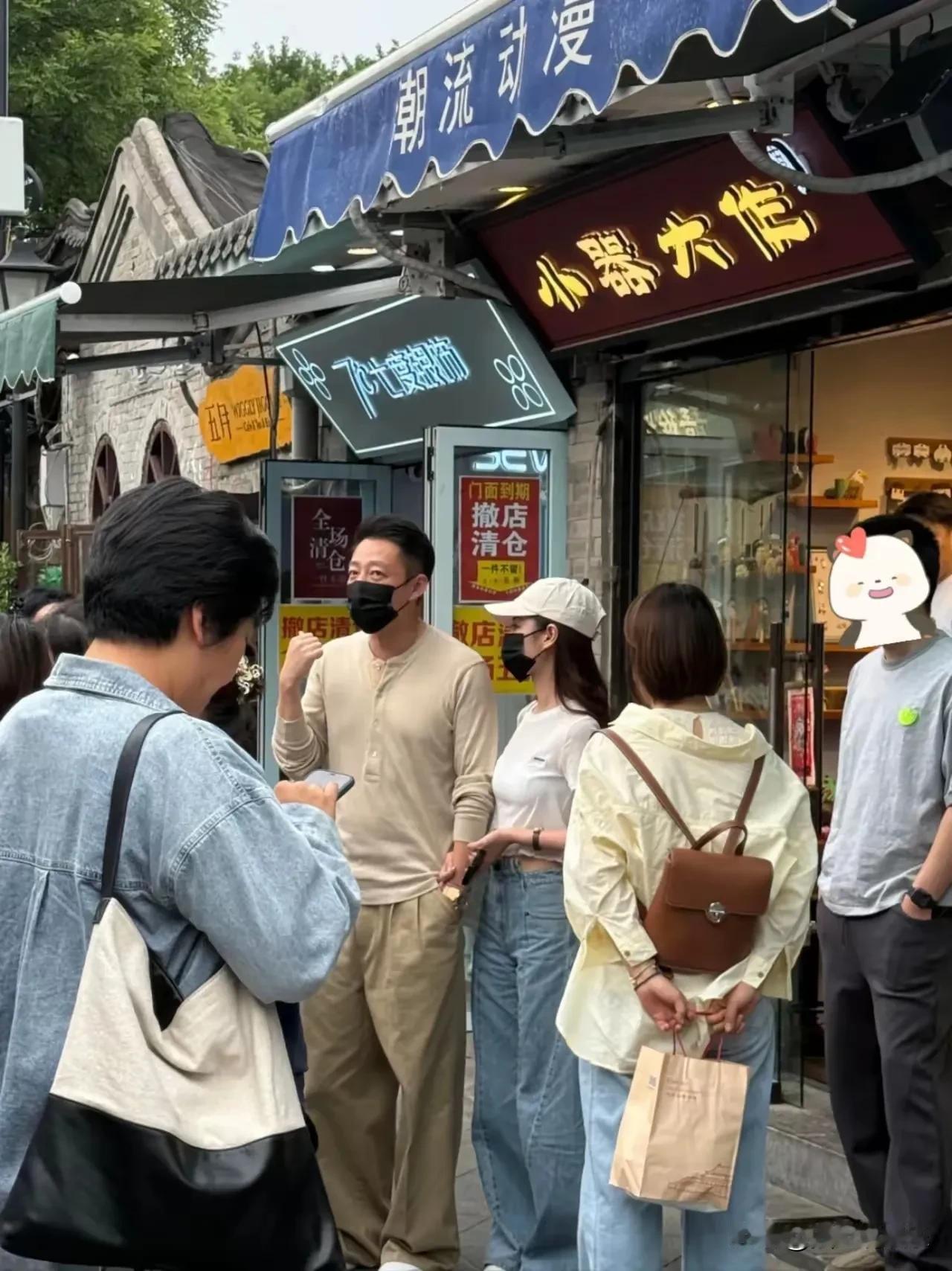 汪小菲和马筱梅昨天刚办完超隆重的婚礼，今天就在北京街头被网友偶遇啦！瞧这小两口，