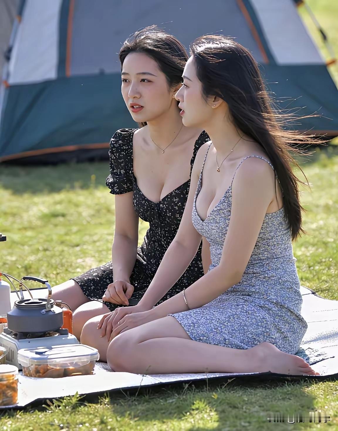 谁懂啊！氛围感大片的密码，藏在穿搭与场景的适配度里！春日野餐的碎花吊带、温柔针