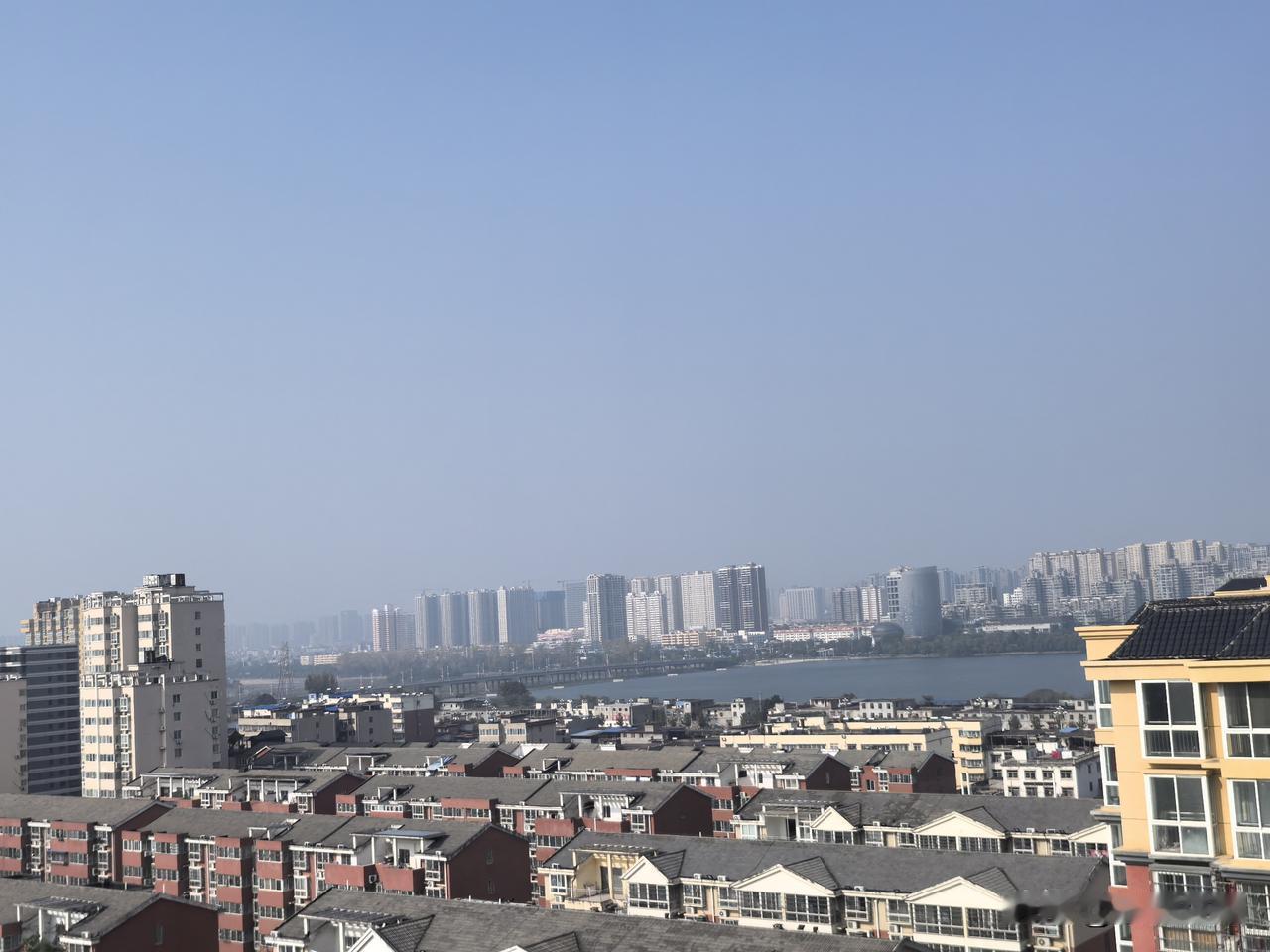 北方的空气表面很肮，大晴天1000米开外的楼房都雾霾中隐隐成一片灰色，远远望去，