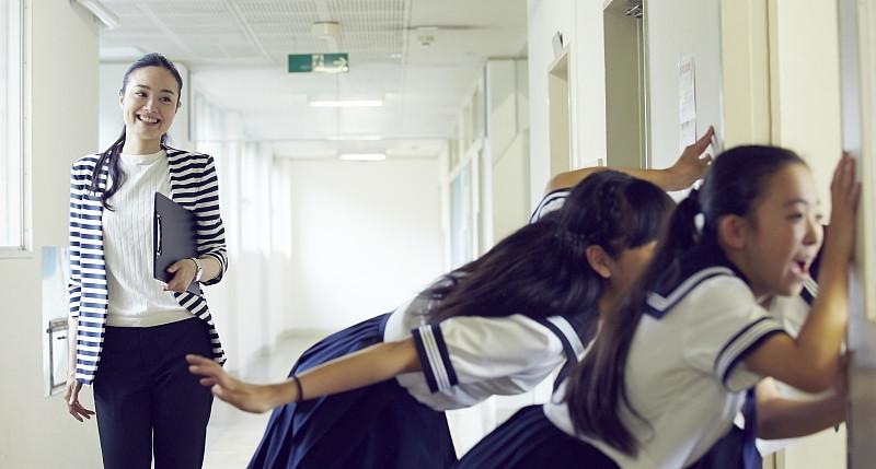 刚开学，八年级班主任和校长面对同一个学生，都特别抓狂，不知道该怎么办！这名学