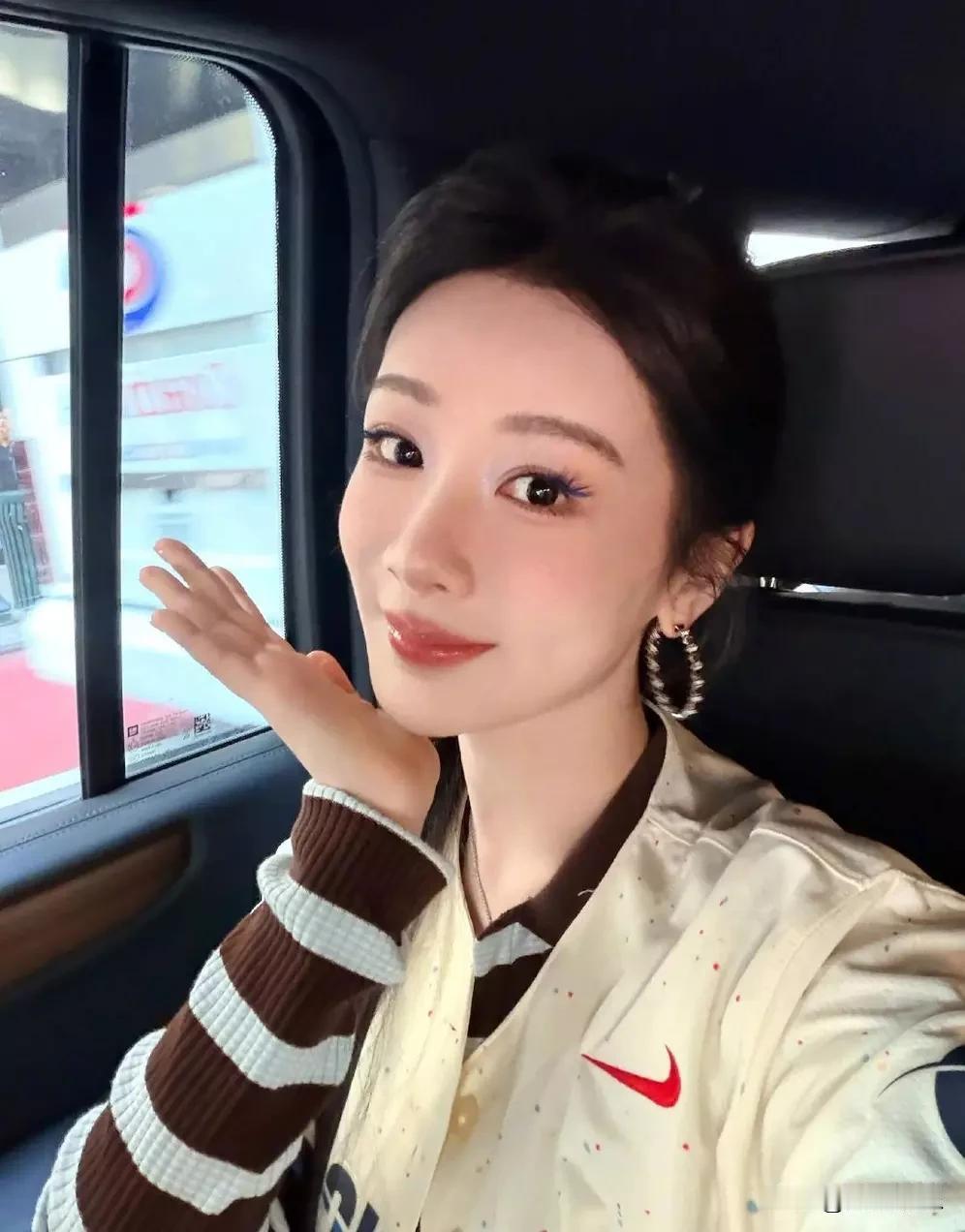 远赴纽约参加活动也不松懈！7月19日清晨，路人在街头偶遇独自晨跑的杨紫，随即