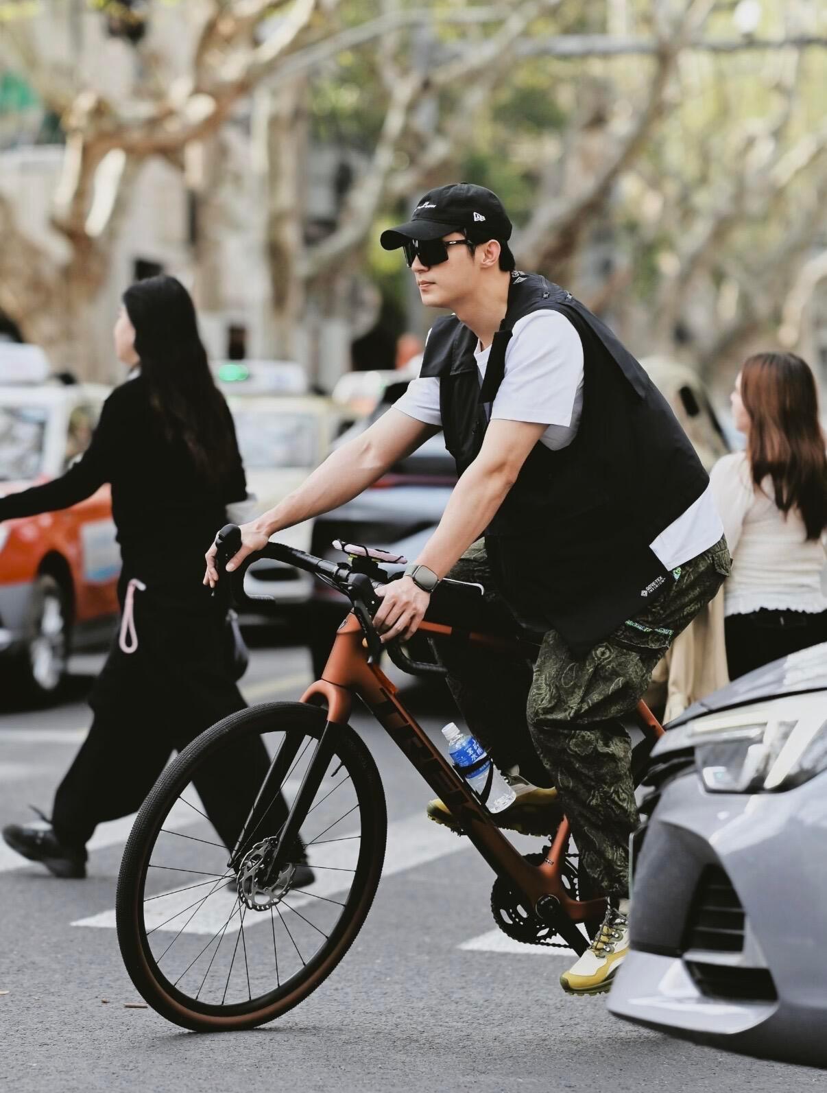 黄sir出街就这样随手出画报🫰黄景瑜街拍街拍镜头下的黄景瑜