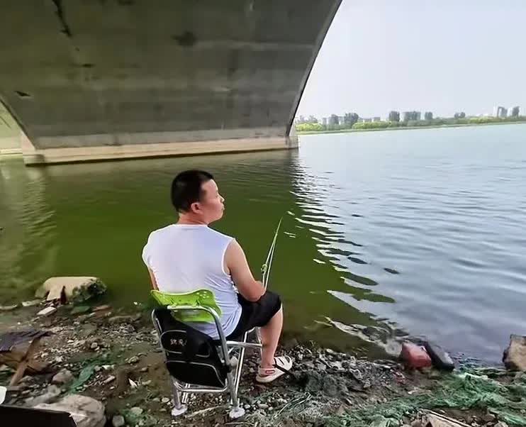 不得不承认，有些人的经商天赋是与生俱来的。炎炎夏日里，两小女孩跑到钓鱼的