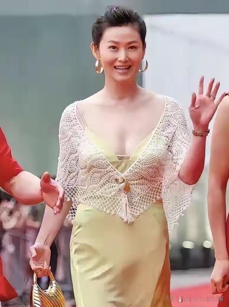 这个女演员长得又美又飒，比蒋勤勤年轻的时候还要漂亮，是一位兼具美貌与才华的演员，