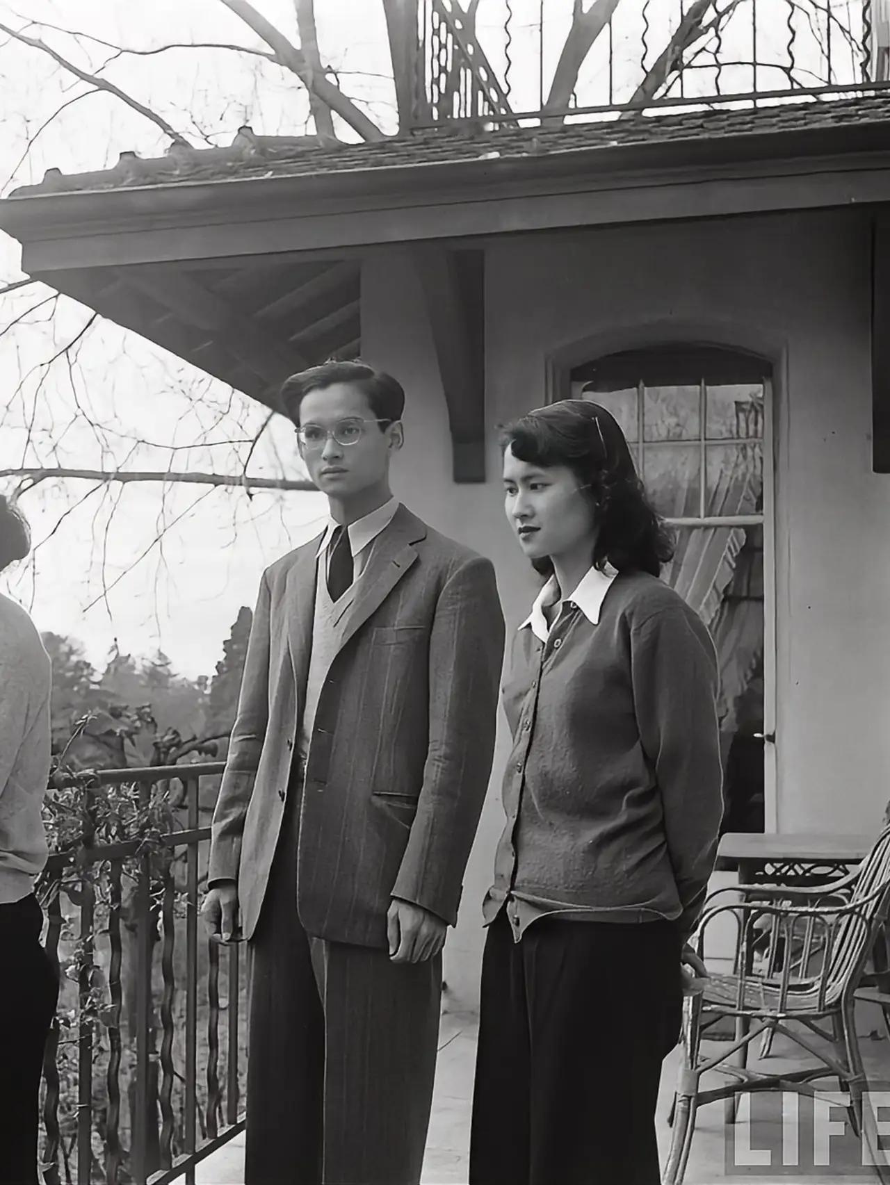 老国王和母亲姐姐站在楼阁，他们一家人都长得斯斯文文的，楼阁因为美丽的他们而成了一