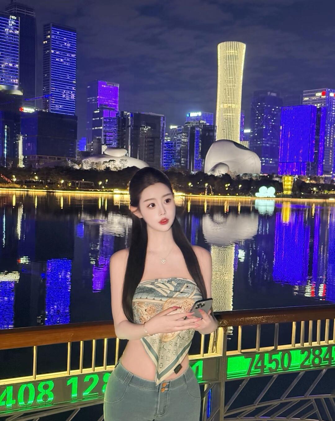 夜晚河畔，灯火辉煌，与她一同享受这繁华都市的宁静与美丽。🌃✨