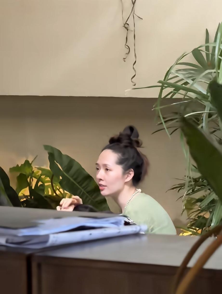 6月28日，郭碧婷西双版纳被偶遇，侧面看头发好乱，眼窝深陷特别像混血儿，显老了，