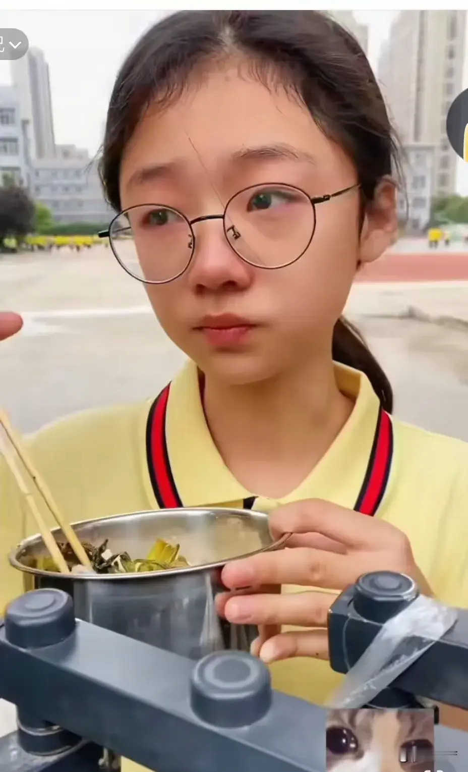 网传江苏盐城一段校园日常，戳中了无数人的泪点：小女孩5岁时父亲因病去世，母亲改嫁，是姑姑一手带大的。