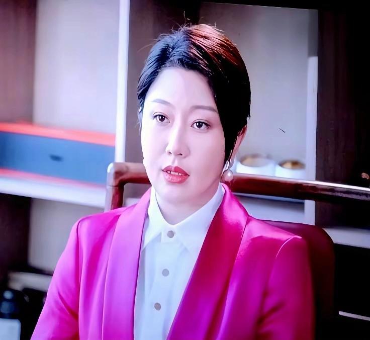 追剧《不期而遇的生活》潘阳饰演广告公司副总郑茜，将职场上媚上欺下的小人嘴脸刻画