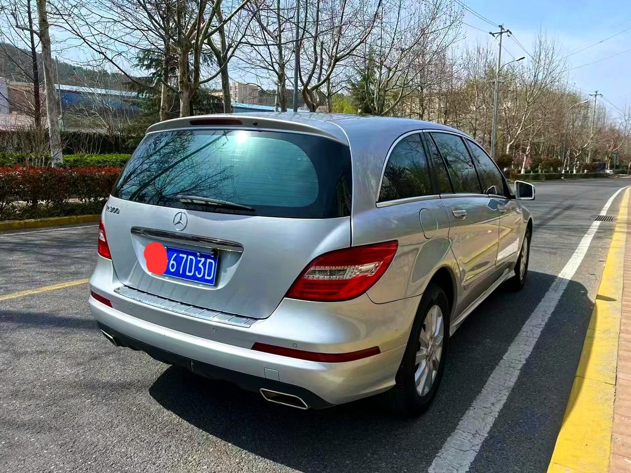 这是奔驰的r这台车在中国的保有量还是挺大的，想当年的成熟老板的座驾，因为长得比较