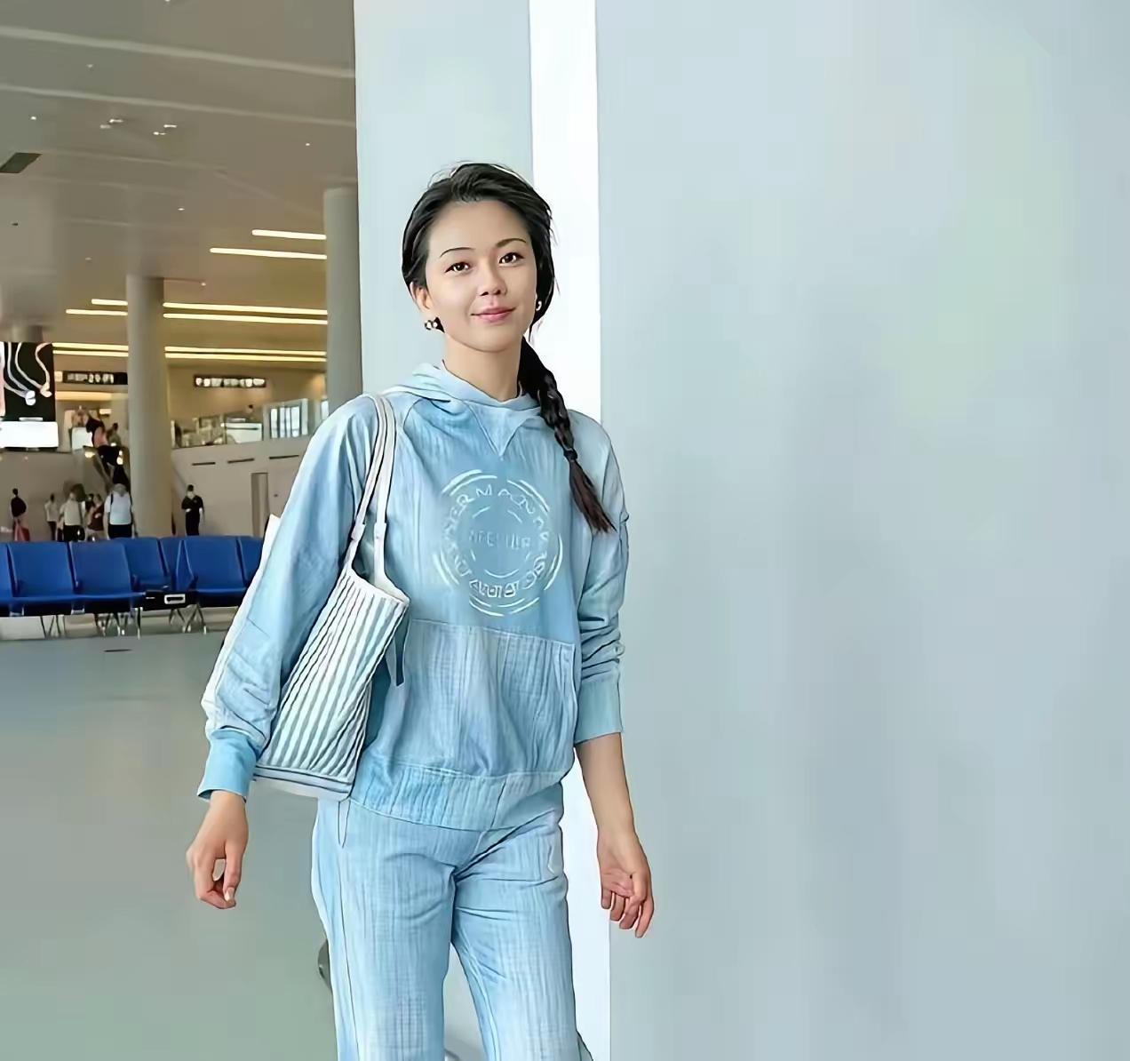 涛姐依旧美丽，气场强大。可小编认为：这个裤子的花纹和颜色像睡衣的款式啊。当