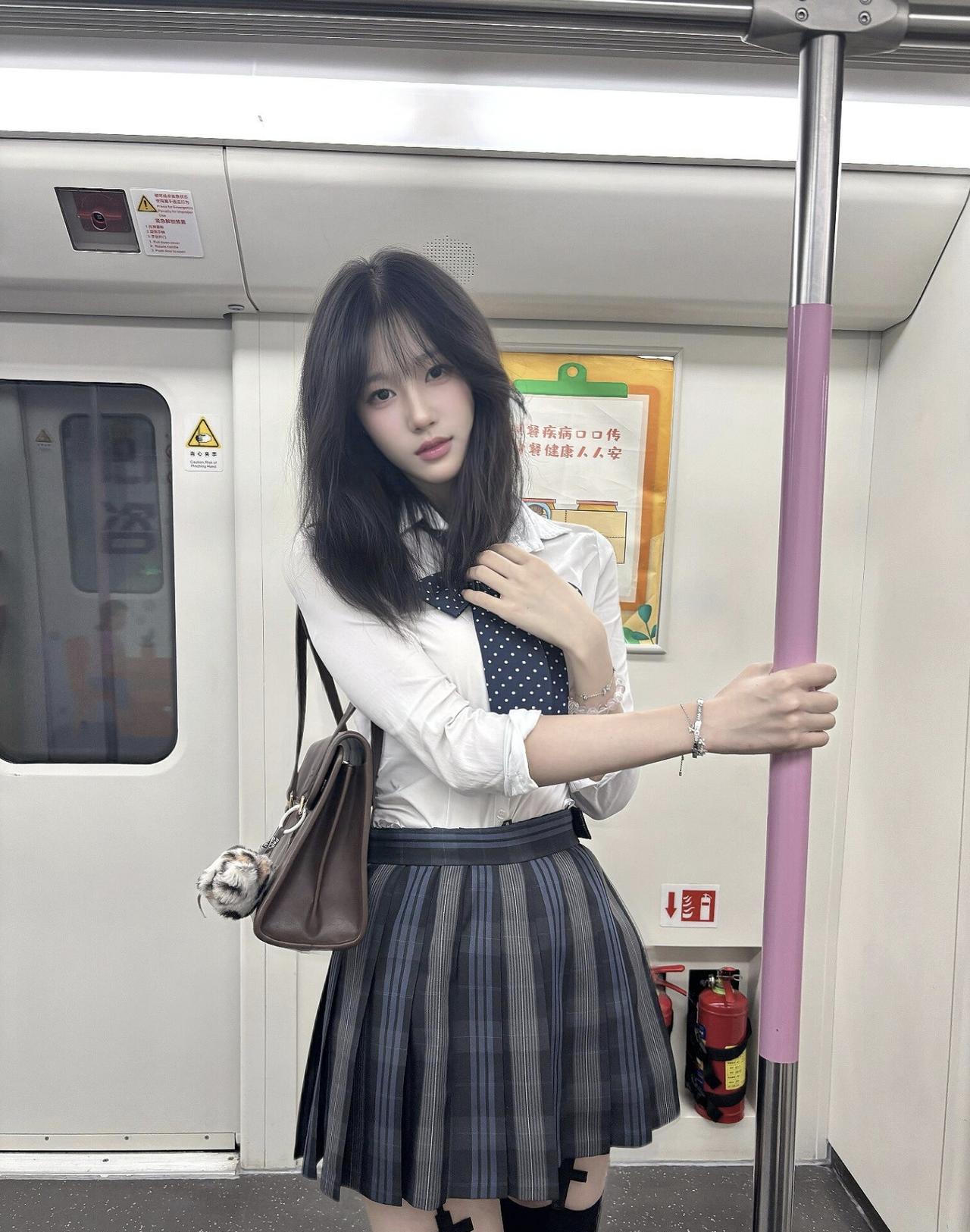 地铁里的通勤碎片，jk穿搭和城市晚风撞个满怀～