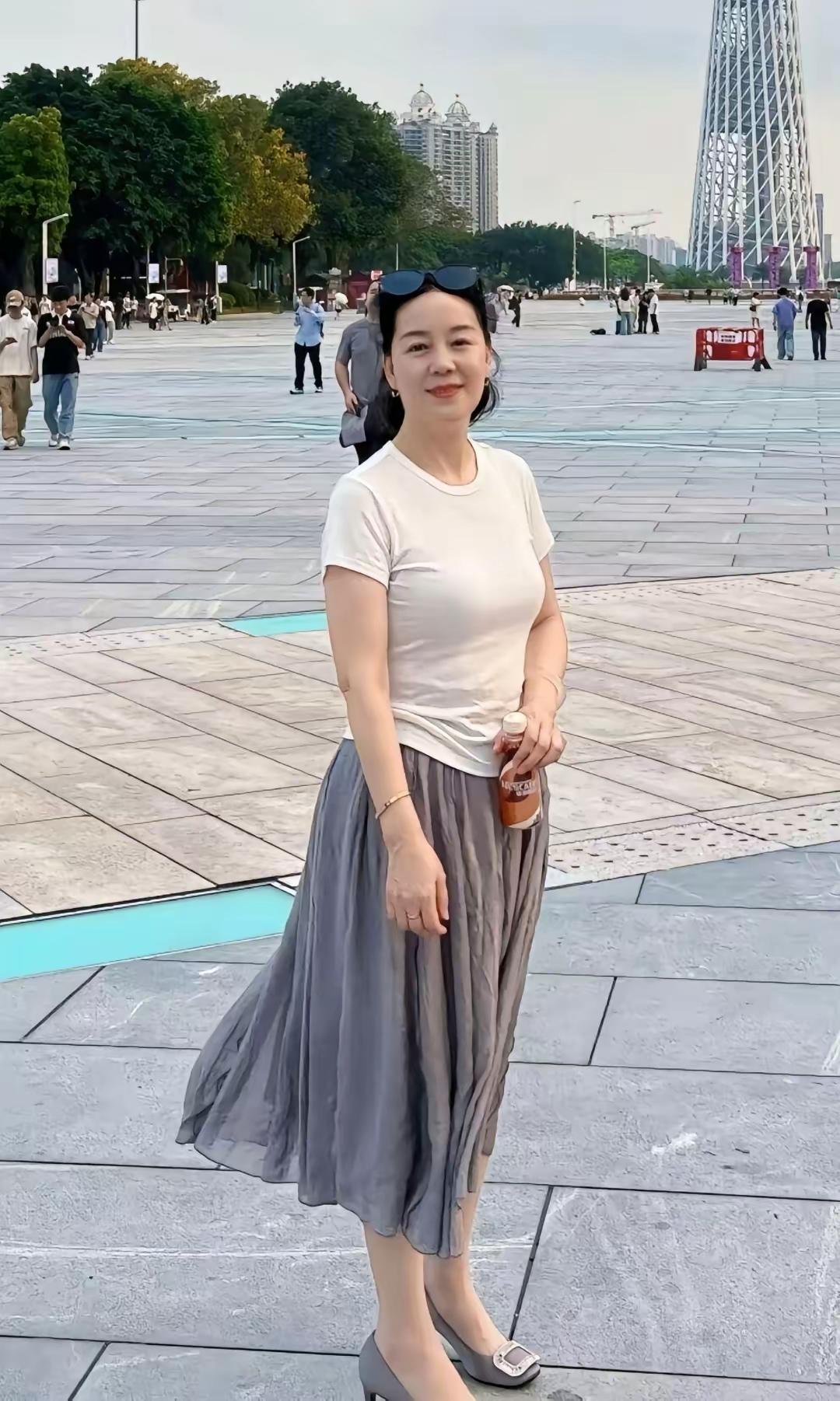 我觉得她年轻时一定很多追求者，年轻时一定是个小美女，不接受反驳。