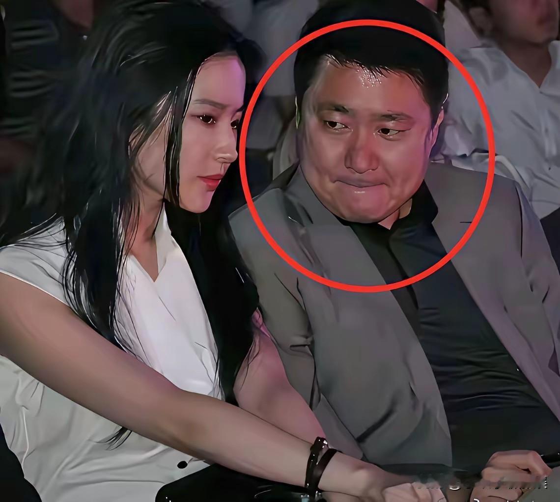 刘亦菲好尴尬啊，她在观众席坐着，结果旁边大佬一直盯着她看👀，刘亦菲一直