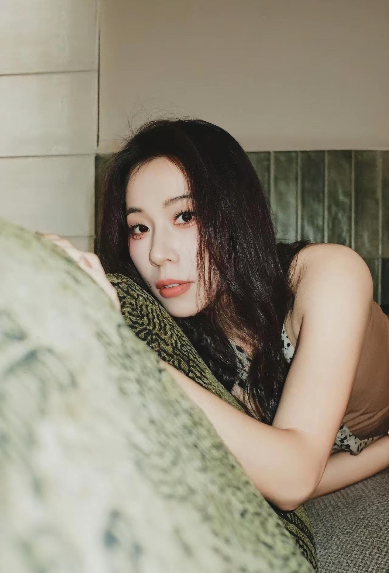 慵懒午后，倚靠沙发，享受宁静时光。