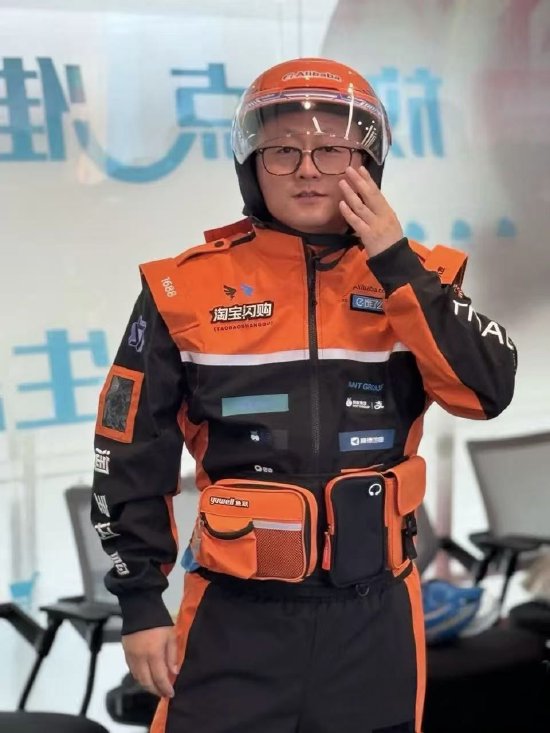 淘宝闪购骑手新工装曝光: 印满阿里系品牌logo, 成“行走的广告牌”