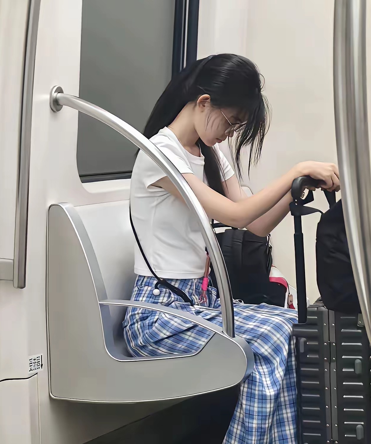 地铁上的这个女孩子，一看就是有教养的女孩子，不袒胸露乳，不大声喧哗，也不刷手机，