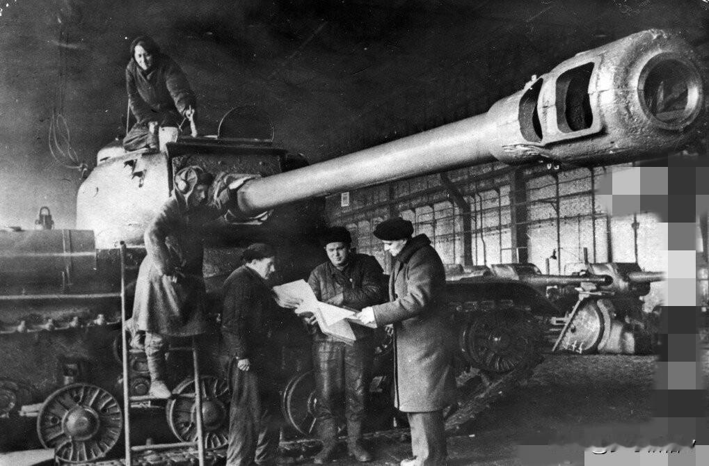 斯大林-2.坦克的原型车于1943年9月30日完成，但这种坦克使用的122毫米坦