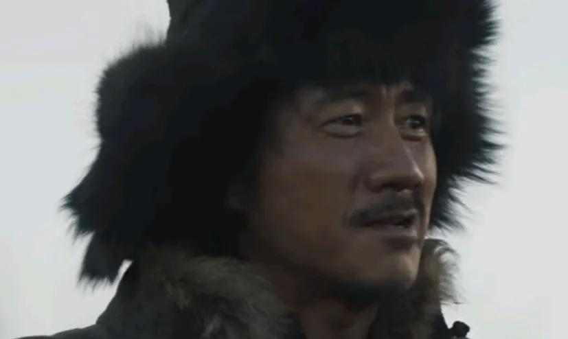 《归队》第9集预告，鲁长山和小贵终于来到了八棵松，鲁长山指着最高最粗的那棵树说，