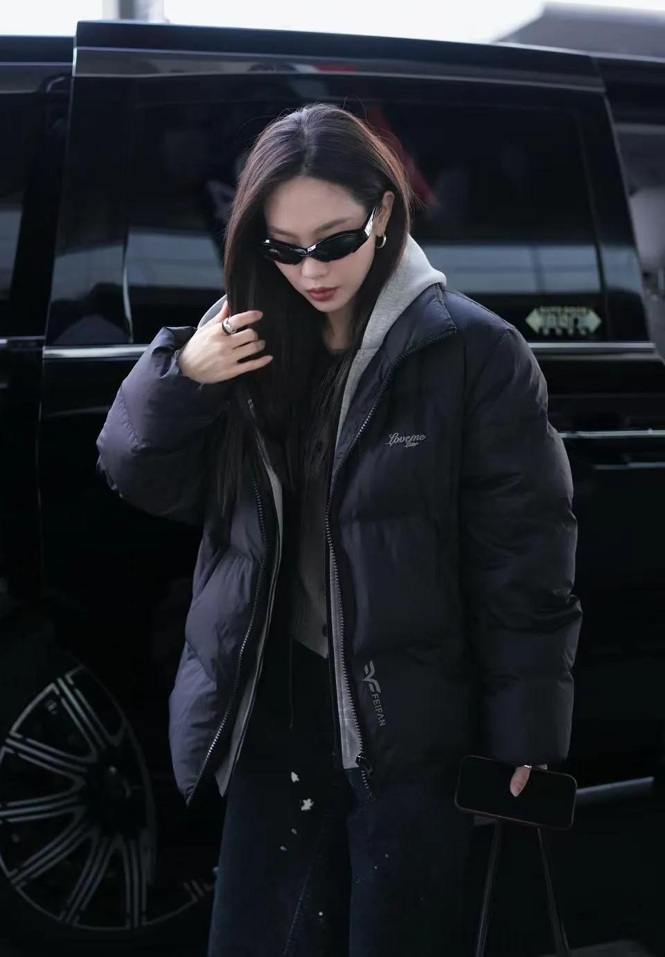王霏霏把机场走成秀场了✈️黑色羽绒服叠穿灰色连帽卫衣，下身搭七分阔腿裤和帆