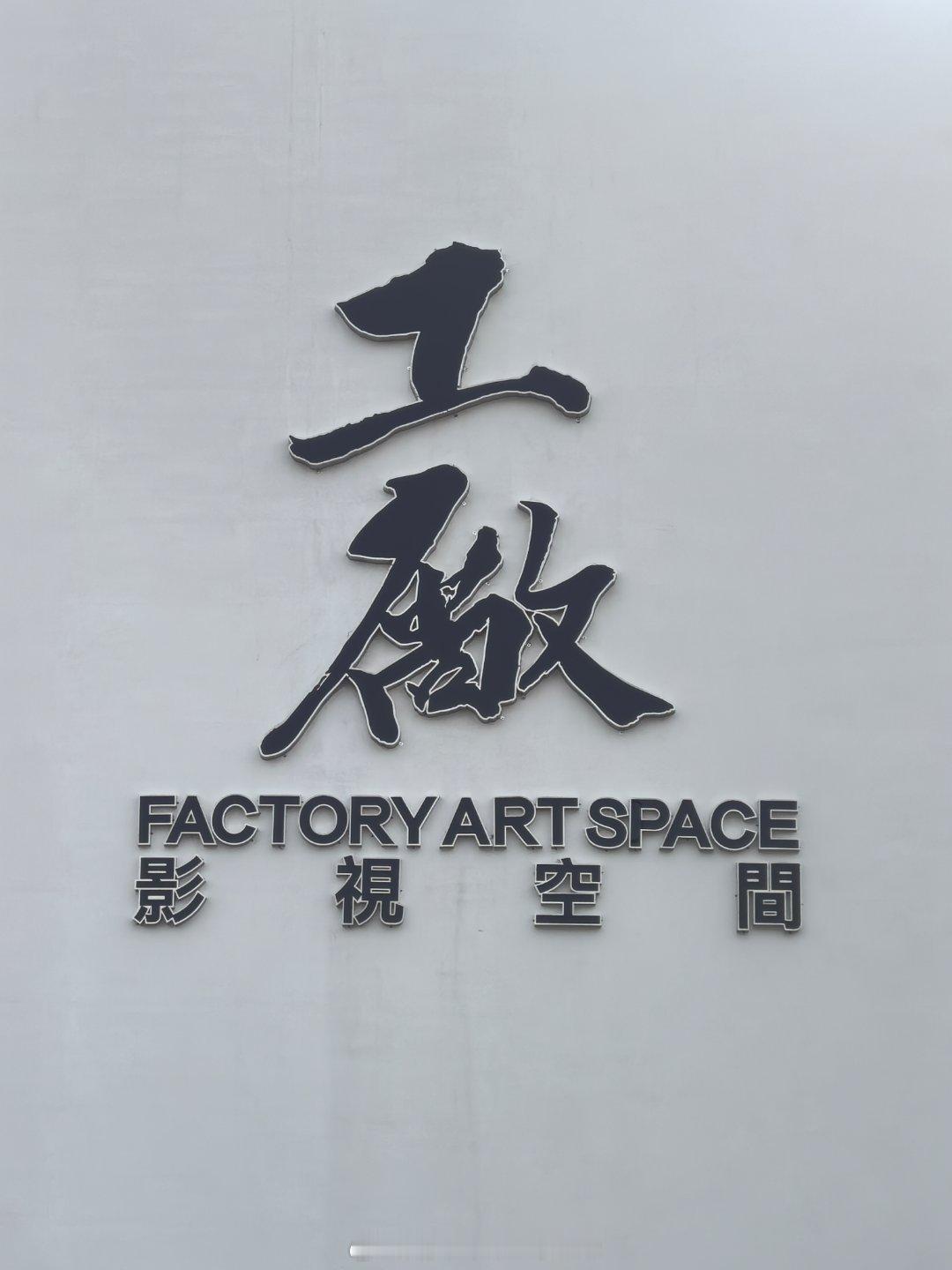 2026年，应该是豪华MPV大年～设计挺好刚拍了一台，车头跟图二长得有点像～北