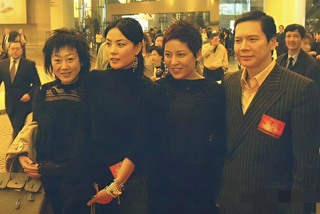 哇哦，没想到年轻时的向太身材苗条，眉目娟秀，樱唇榴齿，端庄优美，嫣然若曦，居然比