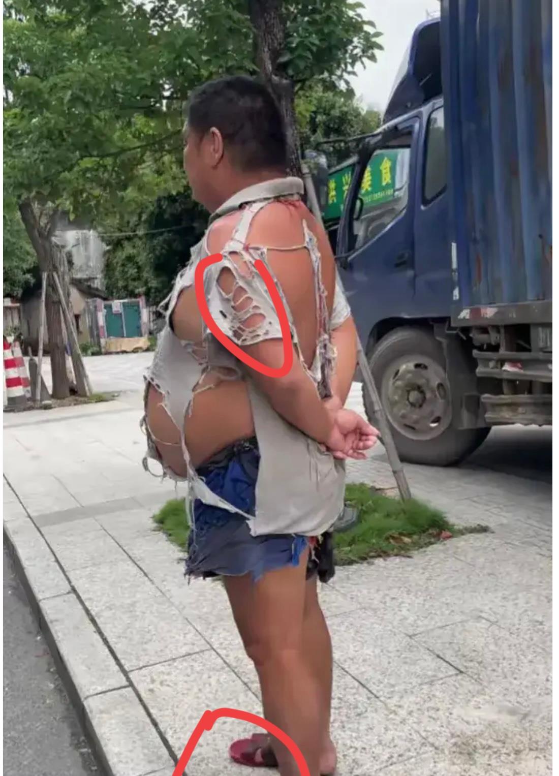 巴黎世家的品牌我们真的看不懂主打一个烂，越破烂越值钱。好好的衣服非要弄成破洞