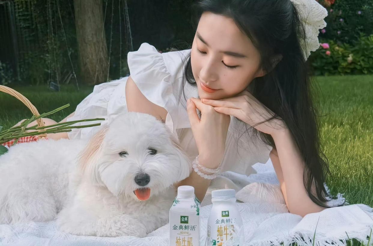 刘亦菲携爱犬“哈哈”登上《时尚芭莎》九月刊封面，这是芭莎金九史上首次人宠同框。背后更惊人的是：从20