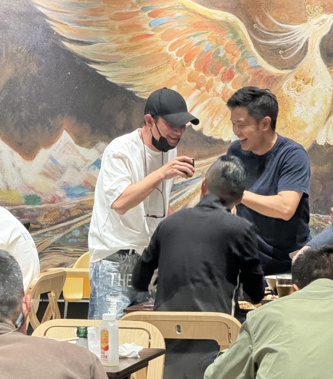 4月10日，文章现身在上海开的新餐厅招待顾客，他已经完全适应了老板这个角色，到每