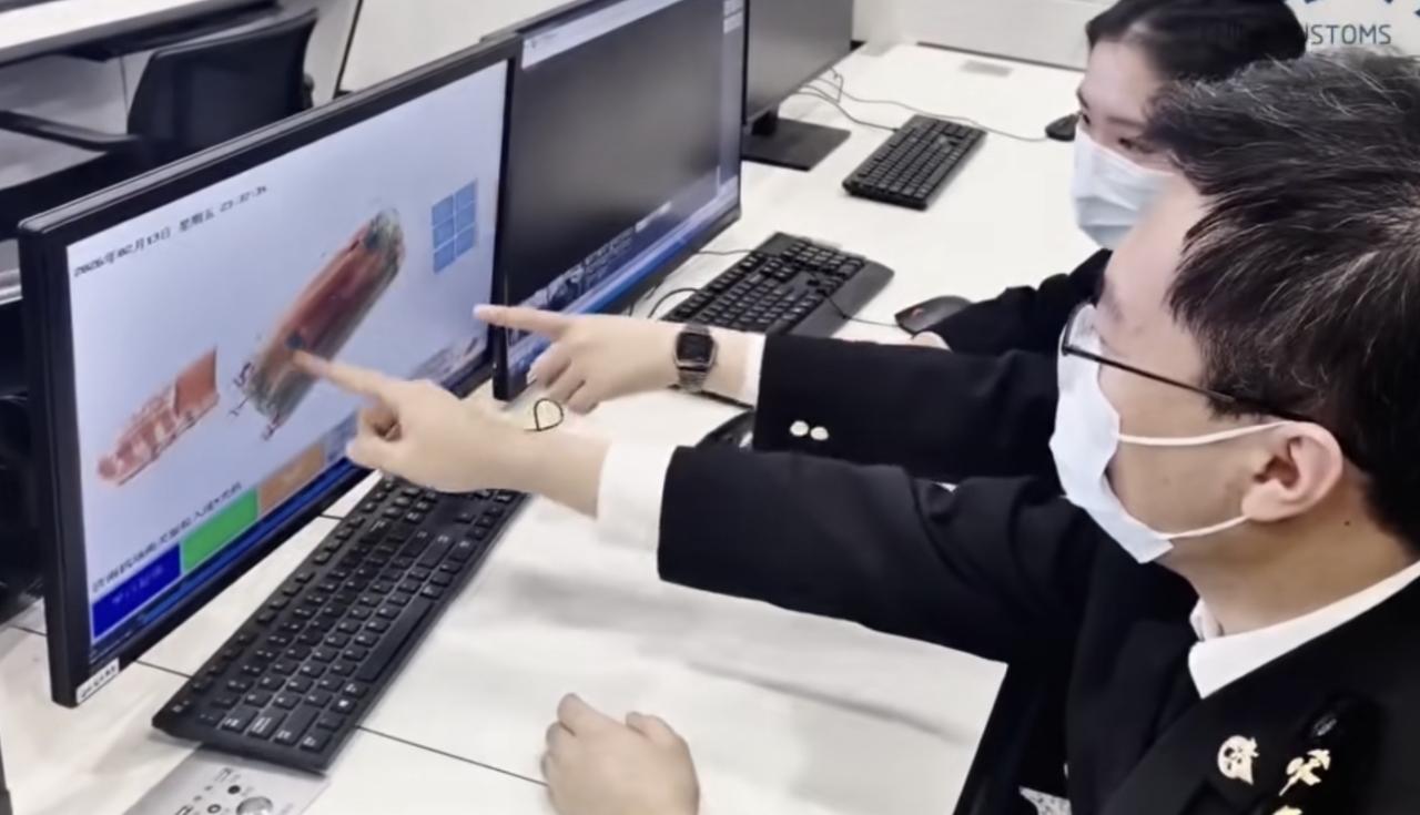 真离谱！山东济南，机场海关发现一入境旅客行李不对劲，里面的东西呈丝状纹理，数量很