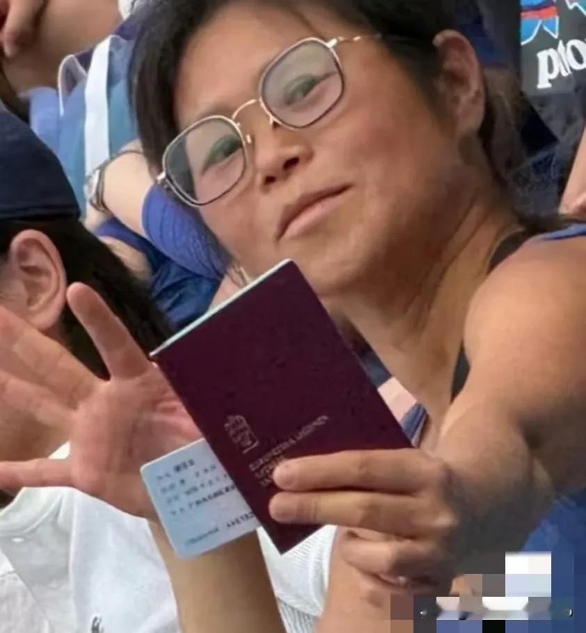 上海网球大师赛闹事女性疑持有瑞典护照看视频，她明显是故意来闹事的，但是有几个事