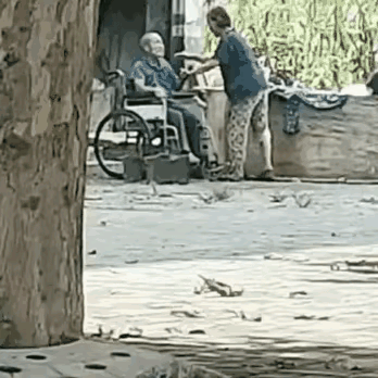 年轻的时候千万不能虐待自己的妻子，不然啦，老了，她便有了虐待你的理由，孩子们也帮