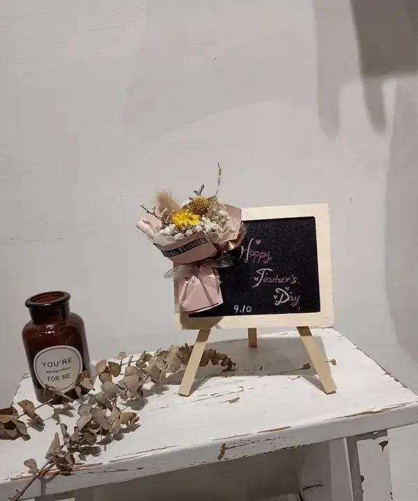 在单位，和领导打交道的几个小技巧:1，学会送小礼2，不要抢领导风头3，不要