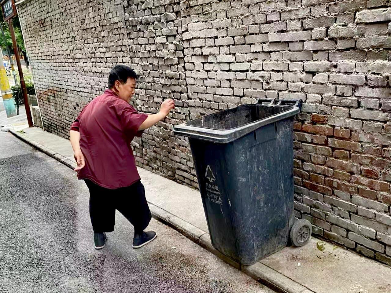 额滴神呀，西安大姐弯腰那一下，把额看愣住了……今儿个早晨凉快，我小挑担把娃送