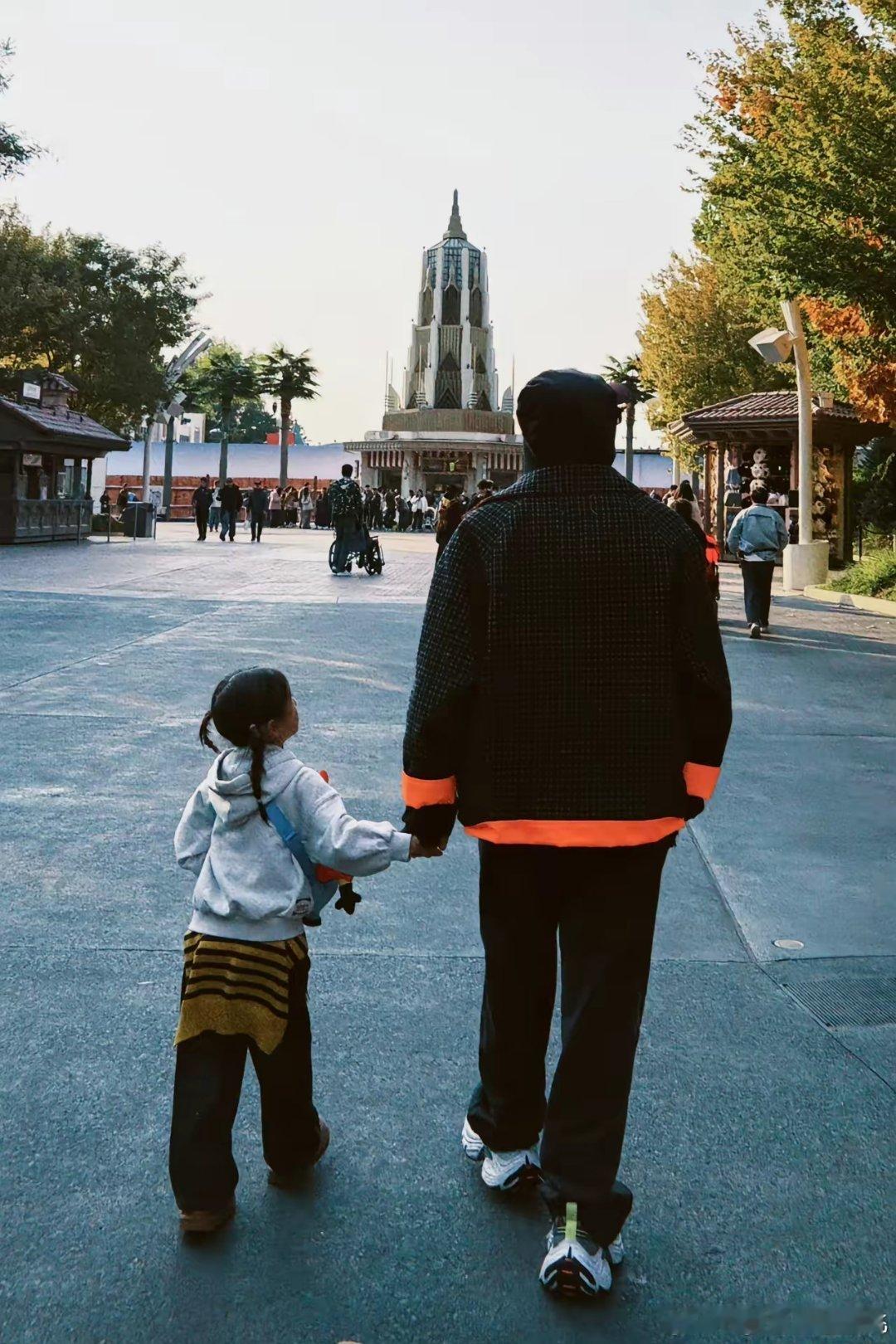 所有人都在猜测檀健次消失不见的时候，原来檀健次帮符龙飞带娃去了？评论区好好玩，说