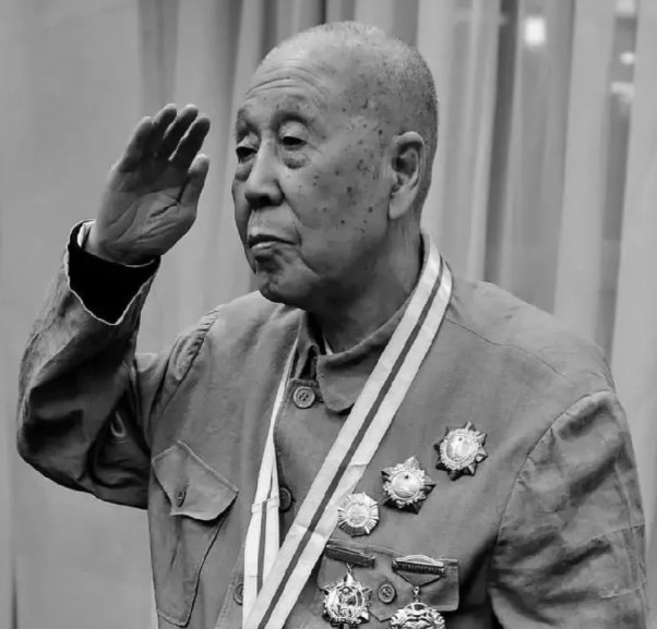 1943年，八路军营长受了重伤，治了1年，动了7次手术都没好，上级决定送他去延安