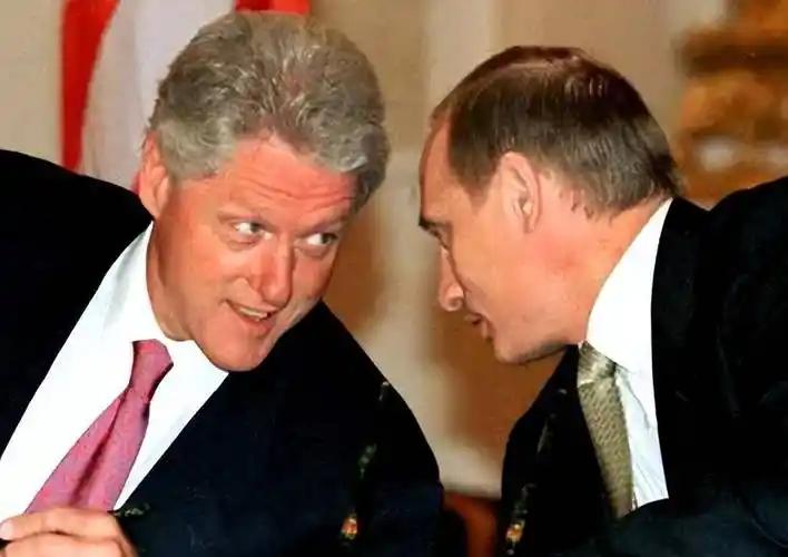 克林顿、奥巴马同日发声：不可接受，悲剧！当地时间1月25日，美国前总统克