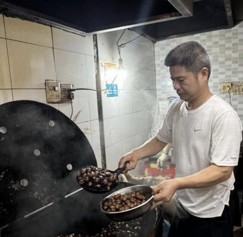 杭州知名炒货店老板方林富离世，年仅56岁。好友透露他病了两三年，身体一直不好。