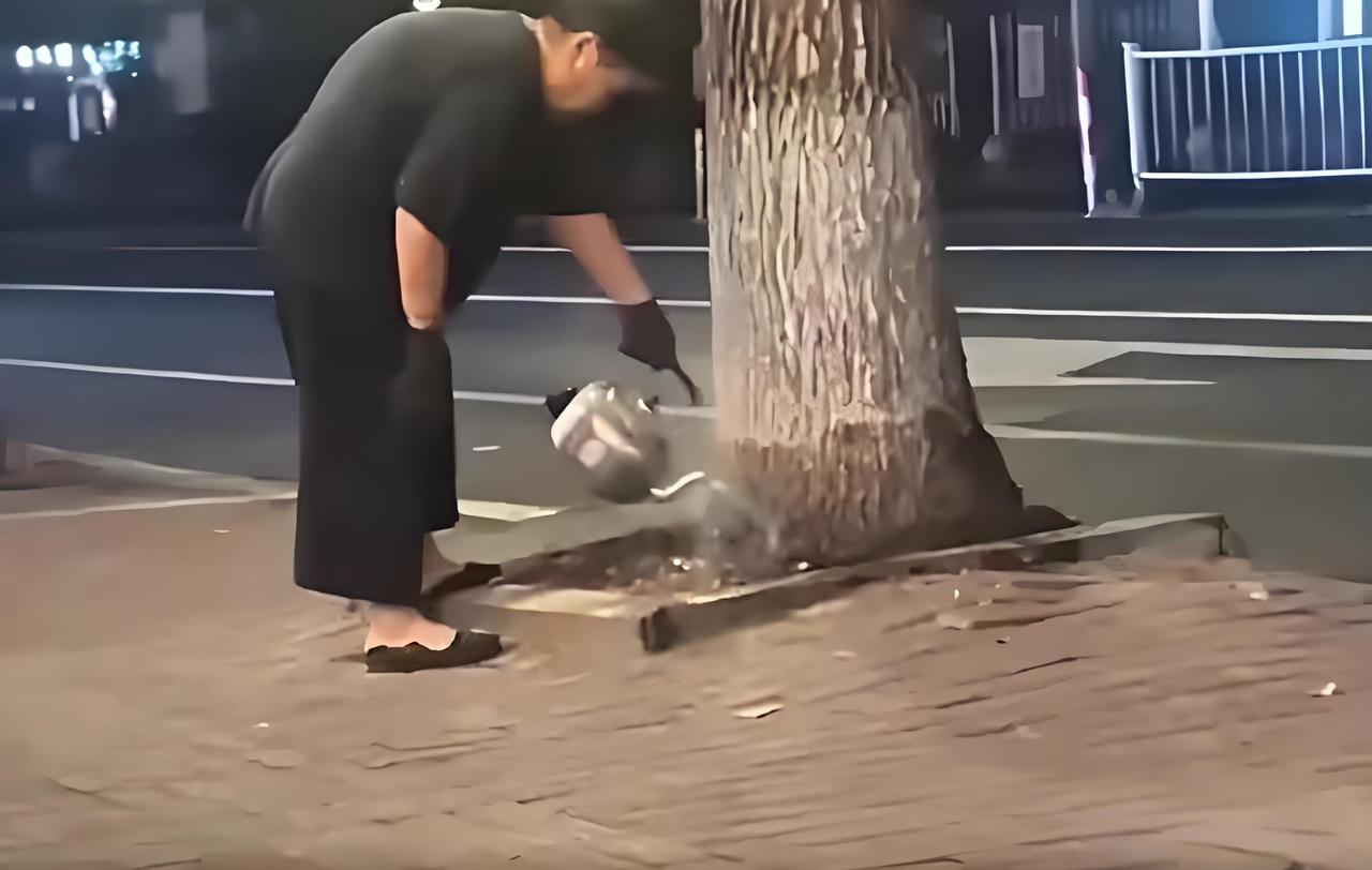 看完沈阳这大妈干的事，谁不气到攥拳头，那真是没长心！这大妈有多缺德？连续两周，天