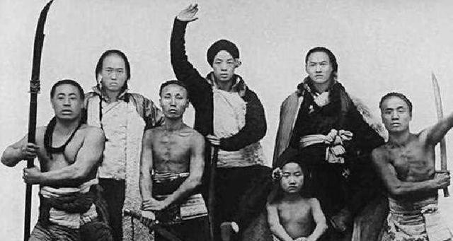 1900年，“黄莲圣母”不幸被八国联军抓获，联军对她所谓的“法术”充满好奇，对她