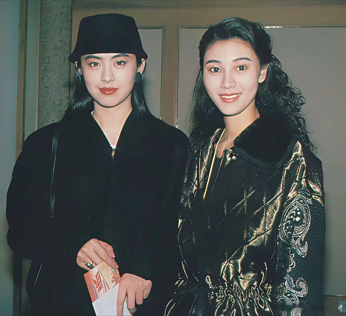 王晶说：王祖贤的缺点就是不够漂亮。他认为王祖贤骨架大，腿太直太粗没曲线，不好看。