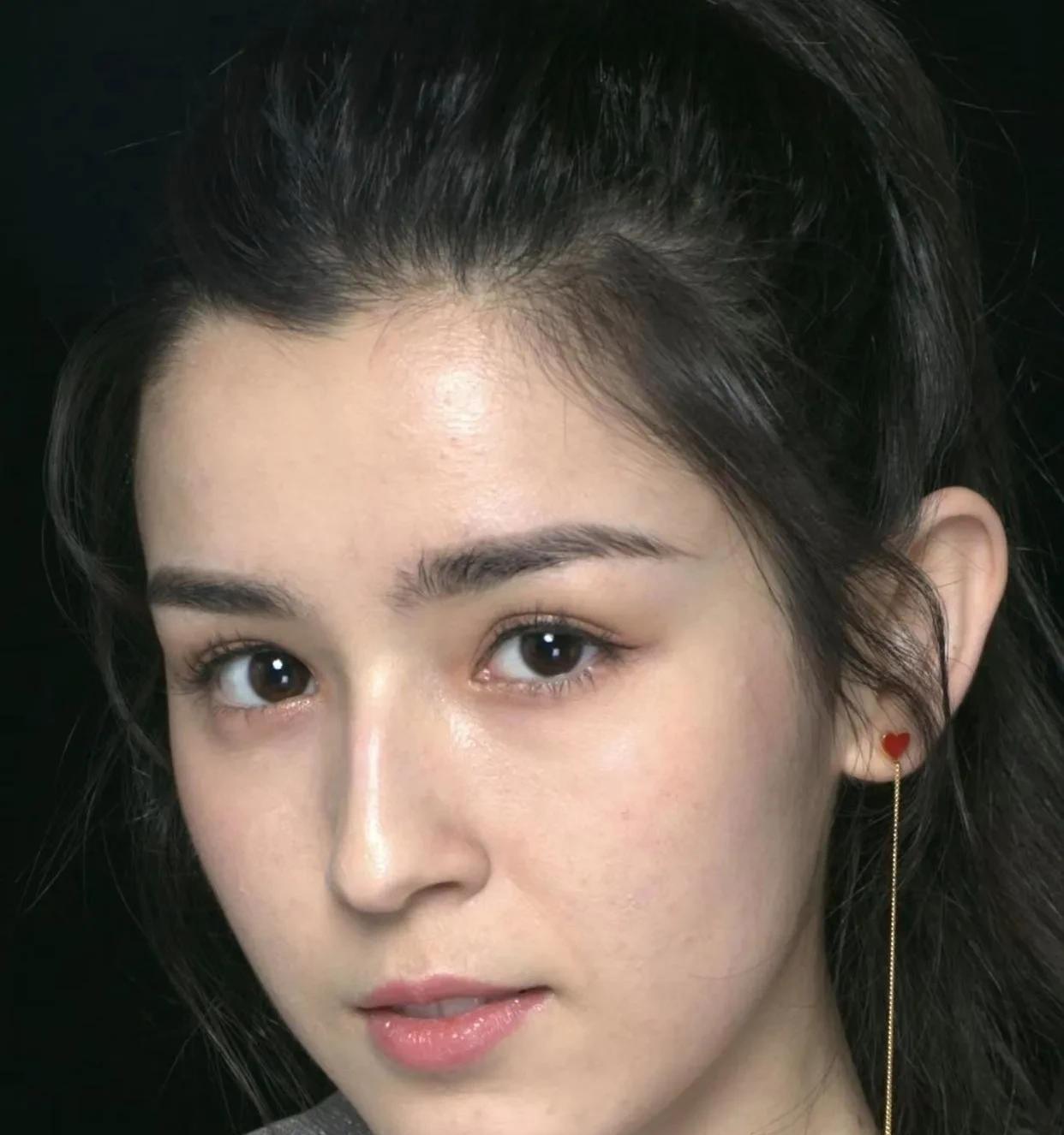 再次看到哈尼克孜早期的时尚写真照，发现她在新疆美女明星中的颜值并不算出挑，越来越