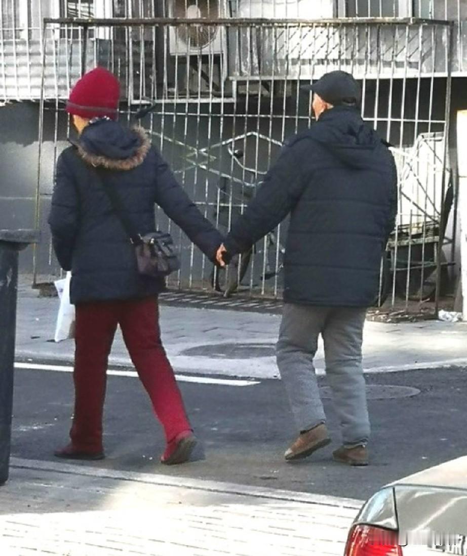 中老年人搭伙过日子初衷是啥年轻人不结婚、不领证，居住在一起，行夫妻之事，见未