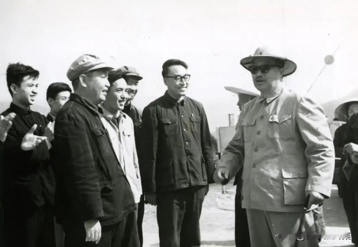 1960年11月，贺龙元帅在罗瑞卿总参谋长陪同下，从朝鲜访问归来途中，对哈尔滨地