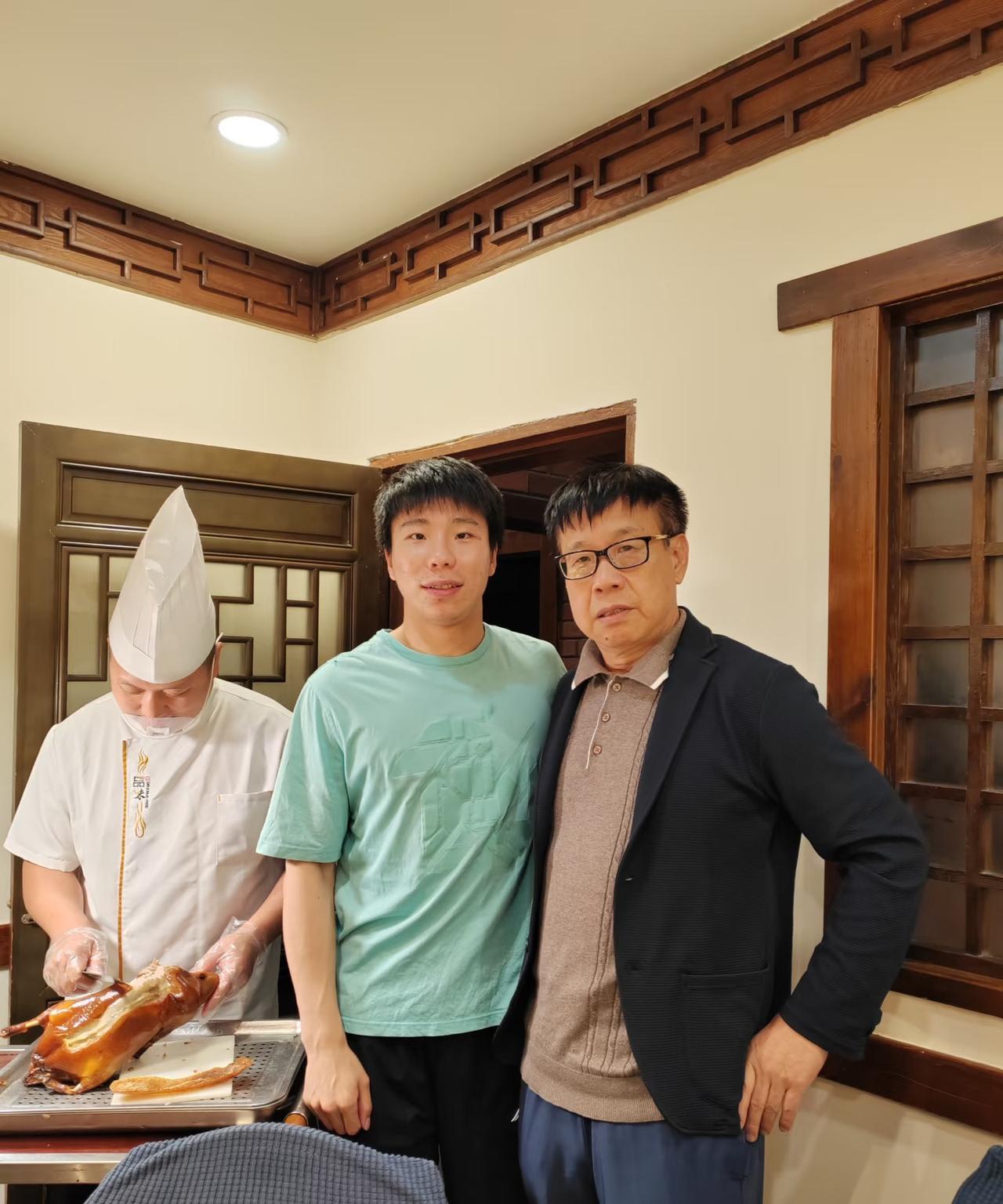 徐瑛彬秋分吃烤鸭进补——入选混团名额加油哦9月23日，乒乓世界详细解说了徐瑛