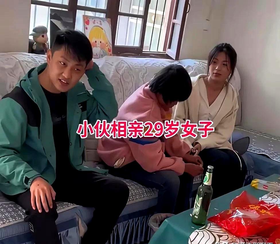 一场相亲，刚坐下气氛就有点不对劲。山东一位27岁小伙见到29岁女方后，先是被对