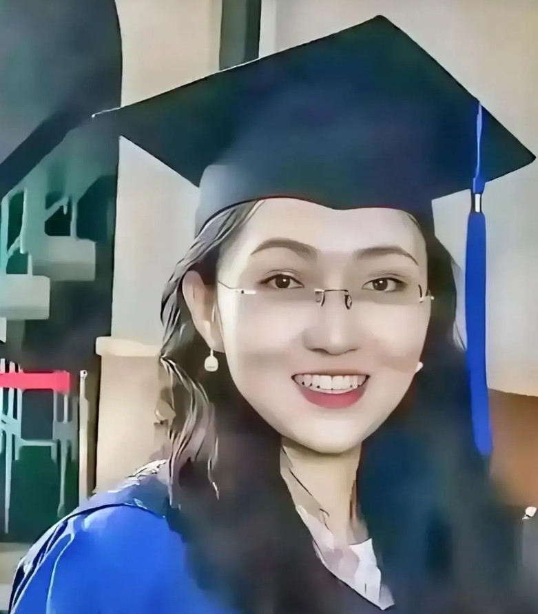 奇了怪了，人家坐你对面挠痒痒就成骚扰你了？还偷拍下人家隐私部位，竟然还诬告人家，