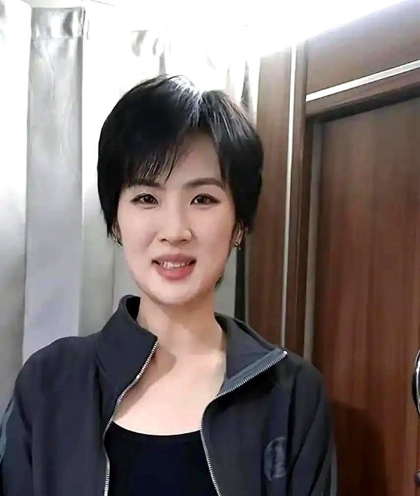 真正的富二代在片场吃盒饭，而假名媛们正在红毯抢C位。她穿着99元的T恤，坐在折