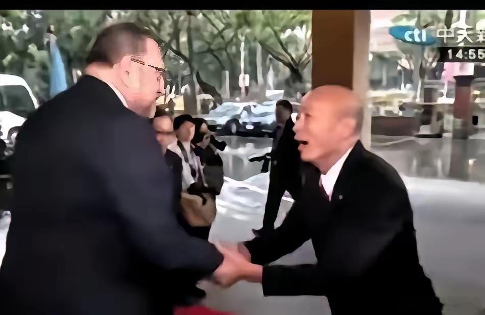 沈富雄说台湾的政治人物在台湾没脑子，出国断了脊梁。从美国回来这么久了，韩国瑜的腰